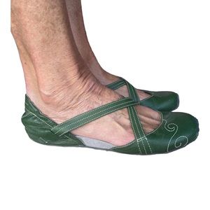 Ahnu nine medium green leather driving flat